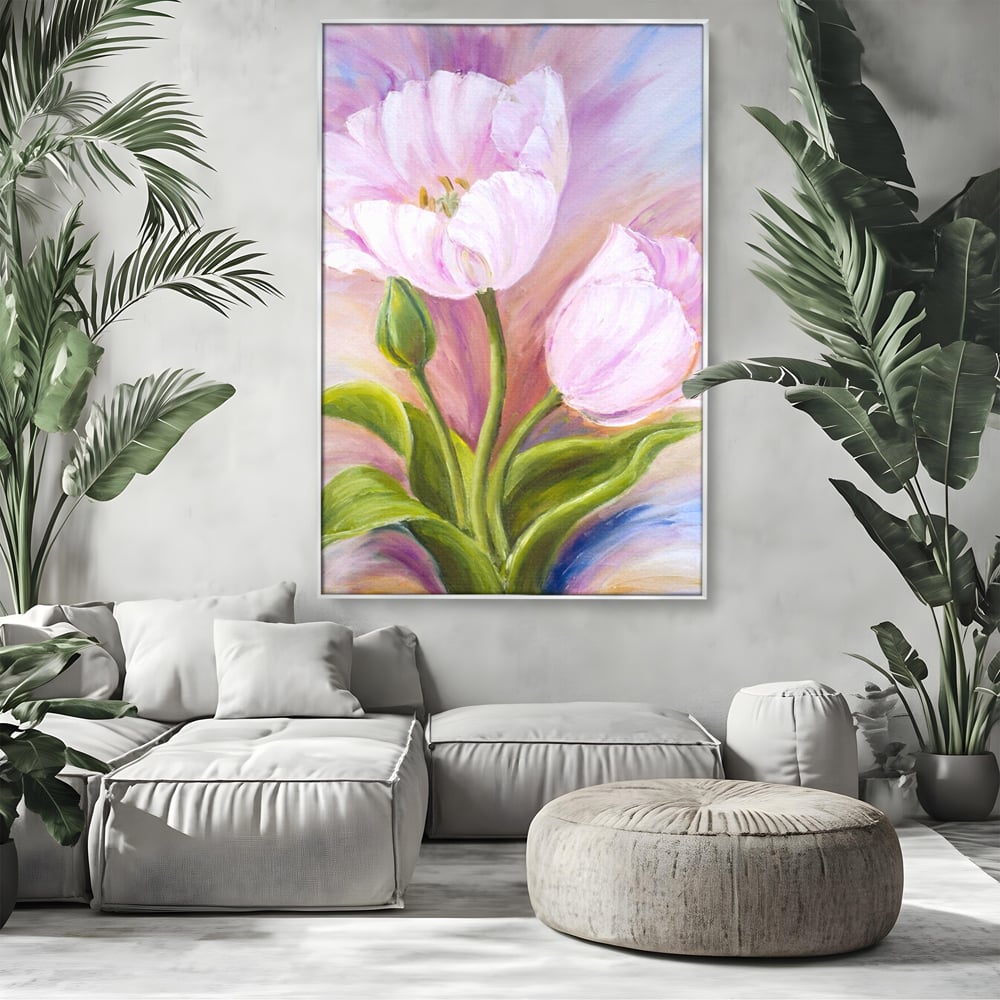 Tablou canvas cu tablou canvas cu lalele roz, in rama de aluminiu argintiu, pe perete intr-un living